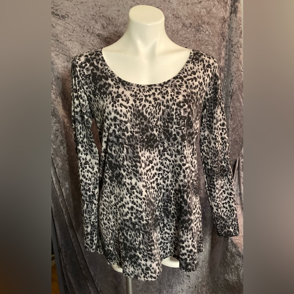 Lularoe Lynnae scoop-neck top size Medium